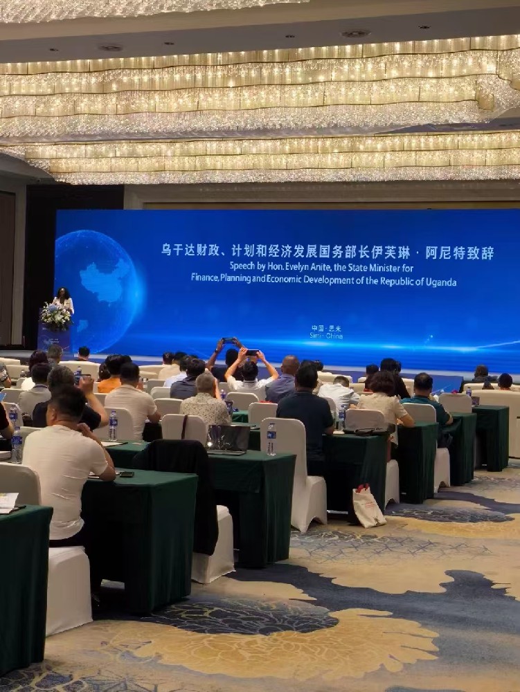 熱烈歡迎烏干達(dá)國(guó)務(wù)部長(zhǎng)伊芙琳·阿尼特參觀(guān)考察無(wú)錫精派機(jī)械
